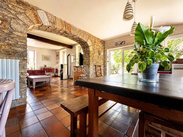 BSKIMMOBILIER vous présente : Une maison singulière, pleine de cachet, idéalement située et offrant de belles possibilités d’évolution. Un bien rare pour celles et ceux qui recherchent plus qu’une simple habitation : un véritable lieu de vie.

Amoureux de la belle pierre, du charme de l’ancien et des maisons qui ont une véritable âme, cette propriété devrait immédiatement retenir votre attention.

Édifiée sur un terrain clos d’environ 1 130 m², cette maison de caractère de 8 pièces séduit par son cachet authentique, ses beaux volumes et son environnement privilégié. Ici, tout est réuni : pierre apparente, poutres, carreaux anciens, belles hauteurs, ambiance chaleureuse et extérieur agréable, le tout avec écoles, commerces et gare accessibles à pied.

Le rez-de-chaussée propose une belle entrée, un vaste espace séjour–salle à manger, un salon cosy, une cuisine ouverte ainsi qu’un cellier. Les pièces de vie offrent une atmosphère conviviale et familiale, avec une vraie sensation d’espace et de charme.
La maison dispose aujourd’hui de 4 chambres, réparties sur les niveaux supérieurs.

À l’étage, vous découvrirez deux belles chambres ainsi qu’une salle de bains. Le second niveau accueille deux grandes chambres supplémentaires, parfaites pour une famille, des espaces invités, un bureau ou un projet indépendant.

Un véritable atout complète ce bien : le potentiel d’évolution au rez-de-chaussée, avec la possibilité d’aménager un appartement indépendant. Cette configuration ouvre la porte à différents projets : logement familial complémentaire, espace pour recevoir, activité locative, profession indépendante ou maison d’amis.

À l’extérieur, le terrain clos offre un bel écrin de verdure, intime et agréable. Le mur de clôture en pierre vient renforcer le charme de l’ensemble et apporte une vraie identité à la propriété.

Pour plus d'information et visiter ce bien contactez Guillaume LE STRAT.

Pour vous, je réalise, gratuitement et sous 48h votre avis de valeur dans le cadre d’une succession ou de votre projet de vente sur les secteurs Golfe du Morbihan, Pays d'Auray, Ploemel, Brech, Pluneret, Sainte-Anne-D'Auray, Plumergat, Le Bono, Plougoumelen, Baden...Pluvigner et ses alentours... Au plaisir de vous aider ou vous accompagner personnellement dans votre projet immobilier !