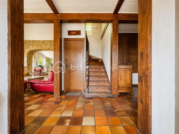 BSKIMMOBILIER vous présente : Une maison singulière, pleine de cachet, idéalement située et offrant de belles possibilités d’évolution. Un bien rare pour celles et ceux qui recherchent plus qu’une simple habitation : un véritable lieu de vie.

Amoureux de la belle pierre, du charme de l’ancien et des maisons qui ont une véritable âme, cette propriété devrait immédiatement retenir votre attention.

Édifiée sur un terrain clos d’environ 1 130 m², cette maison de caractère de 8 pièces séduit par son cachet authentique, ses beaux volumes et son environnement privilégié. Ici, tout est réuni : pierre apparente, poutres, carreaux anciens, belles hauteurs, ambiance chaleureuse et extérieur agréable, le tout avec écoles, commerces et gare accessibles à pied.

Le rez-de-chaussée propose une belle entrée, un vaste espace séjour–salle à manger, un salon cosy, une cuisine ouverte ainsi qu’un cellier. Les pièces de vie offrent une atmosphère conviviale et familiale, avec une vraie sensation d’espace et de charme.
La maison dispose aujourd’hui de 4 chambres, réparties sur les niveaux supérieurs.

À l’étage, vous découvrirez deux belles chambres ainsi qu’une salle de bains. Le second niveau accueille deux grandes chambres supplémentaires, parfaites pour une famille, des espaces invités, un bureau ou un projet indépendant.

Un véritable atout complète ce bien : le potentiel d’évolution au rez-de-chaussée, avec la possibilité d’aménager un appartement indépendant. Cette configuration ouvre la porte à différents projets : logement familial complémentaire, espace pour recevoir, activité locative, profession indépendante ou maison d’amis.

À l’extérieur, le terrain clos offre un bel écrin de verdure, intime et agréable. Le mur de clôture en pierre vient renforcer le charme de l’ensemble et apporte une vraie identité à la propriété.

Pour plus d'information et visiter ce bien contactez Guillaume LE STRAT.

Pour vous, je réalise, gratuitement et sous 48h votre avis de valeur dans le cadre d’une succession ou de votre projet de vente sur les secteurs Golfe du Morbihan, Pays d'Auray, Ploemel, Brech, Pluneret, Sainte-Anne-D'Auray, Plumergat, Le Bono, Plougoumelen, Baden...Pluvigner et ses alentours... Au plaisir de vous aider ou vous accompagner personnellement dans votre projet immobilier !