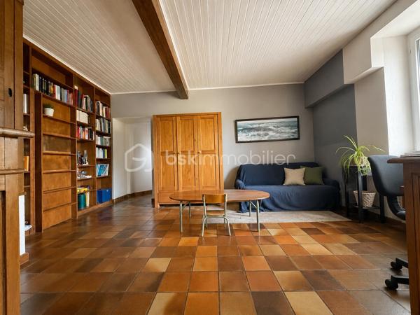 BSKIMMOBILIER vous présente : Une maison singulière, pleine de cachet, idéalement située et offrant de belles possibilités d’évolution. Un bien rare pour celles et ceux qui recherchent plus qu’une simple habitation : un véritable lieu de vie.

Amoureux de la belle pierre, du charme de l’ancien et des maisons qui ont une véritable âme, cette propriété devrait immédiatement retenir votre attention.

Édifiée sur un terrain clos d’environ 1 130 m², cette maison de caractère de 8 pièces séduit par son cachet authentique, ses beaux volumes et son environnement privilégié. Ici, tout est réuni : pierre apparente, poutres, carreaux anciens, belles hauteurs, ambiance chaleureuse et extérieur agréable, le tout avec écoles, commerces et gare accessibles à pied.

Le rez-de-chaussée propose une belle entrée, un vaste espace séjour–salle à manger, un salon cosy, une cuisine ouverte ainsi qu’un cellier. Les pièces de vie offrent une atmosphère conviviale et familiale, avec une vraie sensation d’espace et de charme.
La maison dispose aujourd’hui de 4 chambres, réparties sur les niveaux supérieurs.

À l’étage, vous découvrirez deux belles chambres ainsi qu’une salle de bains. Le second niveau accueille deux grandes chambres supplémentaires, parfaites pour une famille, des espaces invités, un bureau ou un projet indépendant.

Un véritable atout complète ce bien : le potentiel d’évolution au rez-de-chaussée, avec la possibilité d’aménager un appartement indépendant. Cette configuration ouvre la porte à différents projets : logement familial complémentaire, espace pour recevoir, activité locative, profession indépendante ou maison d’amis.

À l’extérieur, le terrain clos offre un bel écrin de verdure, intime et agréable. Le mur de clôture en pierre vient renforcer le charme de l’ensemble et apporte une vraie identité à la propriété.

Pour plus d'information et visiter ce bien contactez Guillaume LE STRAT.

Pour vous, je réalise, gratuitement et sous 48h votre avis de valeur dans le cadre d’une succession ou de votre projet de vente sur les secteurs Golfe du Morbihan, Pays d'Auray, Ploemel, Brech, Pluneret, Sainte-Anne-D'Auray, Plumergat, Le Bono, Plougoumelen, Baden...Pluvigner et ses alentours... Au plaisir de vous aider ou vous accompagner personnellement dans votre projet immobilier !