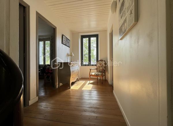 BSKIMMOBILIER vous présente : Une maison singulière, pleine de cachet, idéalement située et offrant de belles possibilités d’évolution. Un bien rare pour celles et ceux qui recherchent plus qu’une simple habitation : un véritable lieu de vie.

Amoureux de la belle pierre, du charme de l’ancien et des maisons qui ont une véritable âme, cette propriété devrait immédiatement retenir votre attention.

Édifiée sur un terrain clos d’environ 1 130 m², cette maison de caractère de 8 pièces séduit par son cachet authentique, ses beaux volumes et son environnement privilégié. Ici, tout est réuni : pierre apparente, poutres, carreaux anciens, belles hauteurs, ambiance chaleureuse et extérieur agréable, le tout avec écoles, commerces et gare accessibles à pied.

Le rez-de-chaussée propose une belle entrée, un vaste espace séjour–salle à manger, un salon cosy, une cuisine ouverte ainsi qu’un cellier. Les pièces de vie offrent une atmosphère conviviale et familiale, avec une vraie sensation d’espace et de charme.
La maison dispose aujourd’hui de 4 chambres, réparties sur les niveaux supérieurs.

À l’étage, vous découvrirez deux belles chambres ainsi qu’une salle de bains. Le second niveau accueille deux grandes chambres supplémentaires, parfaites pour une famille, des espaces invités, un bureau ou un projet indépendant.

Un véritable atout complète ce bien : le potentiel d’évolution au rez-de-chaussée, avec la possibilité d’aménager un appartement indépendant. Cette configuration ouvre la porte à différents projets : logement familial complémentaire, espace pour recevoir, activité locative, profession indépendante ou maison d’amis.

À l’extérieur, le terrain clos offre un bel écrin de verdure, intime et agréable. Le mur de clôture en pierre vient renforcer le charme de l’ensemble et apporte une vraie identité à la propriété.

Pour plus d'information et visiter ce bien contactez Guillaume LE STRAT.

Pour vous, je réalise, gratuitement et sous 48h votre avis de valeur dans le cadre d’une succession ou de votre projet de vente sur les secteurs Golfe du Morbihan, Pays d'Auray, Ploemel, Brech, Pluneret, Sainte-Anne-D'Auray, Plumergat, Le Bono, Plougoumelen, Baden...Pluvigner et ses alentours... Au plaisir de vous aider ou vous accompagner personnellement dans votre projet immobilier !