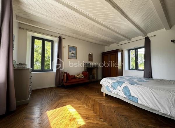 BSKIMMOBILIER vous présente : Une maison singulière, pleine de cachet, idéalement située et offrant de belles possibilités d’évolution. Un bien rare pour celles et ceux qui recherchent plus qu’une simple habitation : un véritable lieu de vie.

Amoureux de la belle pierre, du charme de l’ancien et des maisons qui ont une véritable âme, cette propriété devrait immédiatement retenir votre attention.

Édifiée sur un terrain clos d’environ 1 130 m², cette maison de caractère de 8 pièces séduit par son cachet authentique, ses beaux volumes et son environnement privilégié. Ici, tout est réuni : pierre apparente, poutres, carreaux anciens, belles hauteurs, ambiance chaleureuse et extérieur agréable, le tout avec écoles, commerces et gare accessibles à pied.

Le rez-de-chaussée propose une belle entrée, un vaste espace séjour–salle à manger, un salon cosy, une cuisine ouverte ainsi qu’un cellier. Les pièces de vie offrent une atmosphère conviviale et familiale, avec une vraie sensation d’espace et de charme.
La maison dispose aujourd’hui de 4 chambres, réparties sur les niveaux supérieurs.

À l’étage, vous découvrirez deux belles chambres ainsi qu’une salle de bains. Le second niveau accueille deux grandes chambres supplémentaires, parfaites pour une famille, des espaces invités, un bureau ou un projet indépendant.

Un véritable atout complète ce bien : le potentiel d’évolution au rez-de-chaussée, avec la possibilité d’aménager un appartement indépendant. Cette configuration ouvre la porte à différents projets : logement familial complémentaire, espace pour recevoir, activité locative, profession indépendante ou maison d’amis.

À l’extérieur, le terrain clos offre un bel écrin de verdure, intime et agréable. Le mur de clôture en pierre vient renforcer le charme de l’ensemble et apporte une vraie identité à la propriété.

Pour plus d'information et visiter ce bien contactez Guillaume LE STRAT.

Pour vous, je réalise, gratuitement et sous 48h votre avis de valeur dans le cadre d’une succession ou de votre projet de vente sur les secteurs Golfe du Morbihan, Pays d'Auray, Ploemel, Brech, Pluneret, Sainte-Anne-D'Auray, Plumergat, Le Bono, Plougoumelen, Baden...Pluvigner et ses alentours... Au plaisir de vous aider ou vous accompagner personnellement dans votre projet immobilier !