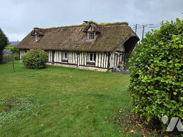 A 10mn d'YVETOT, chaumière d'~ 84 m² sur un terrain d'~ 850m², deux chambres, grenier, garage.