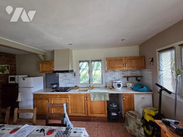 A 10mn d'YVETOT, chaumière d'~ 84 m² sur un terrain d'~ 850m², deux chambres, grenier, garage.