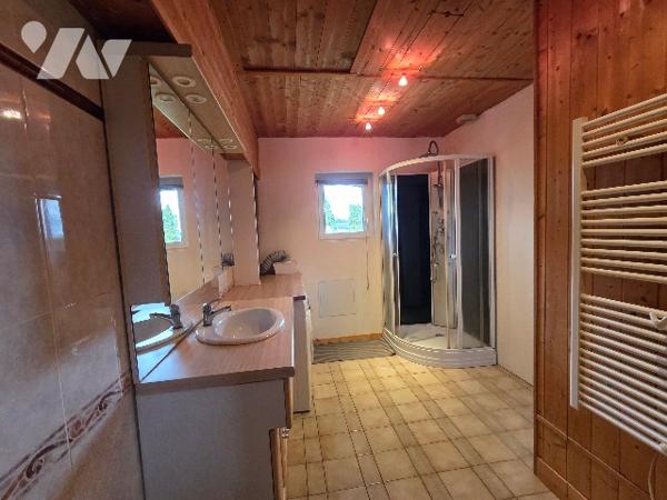 A 10mn d'YVETOT, chaumière d'~ 84 m² sur un terrain d'~ 850m², deux chambres, grenier, garage.