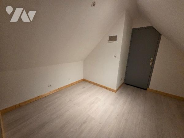 A 10mn d'YVETOT, chaumière d'~ 84 m² sur un terrain d'~ 850m², deux chambres, grenier, garage.