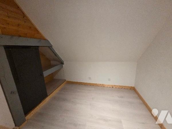 A 10mn d'YVETOT, chaumière d'~ 84 m² sur un terrain d'~ 850m², deux chambres, grenier, garage.