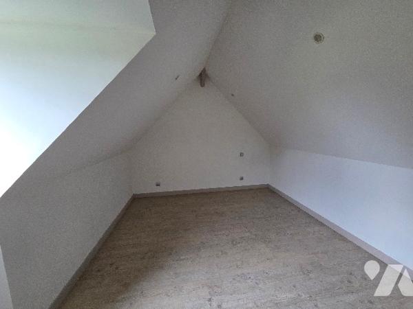 A 10mn d'YVETOT, chaumière d'~ 84 m² sur un terrain d'~ 850m², deux chambres, grenier, garage.