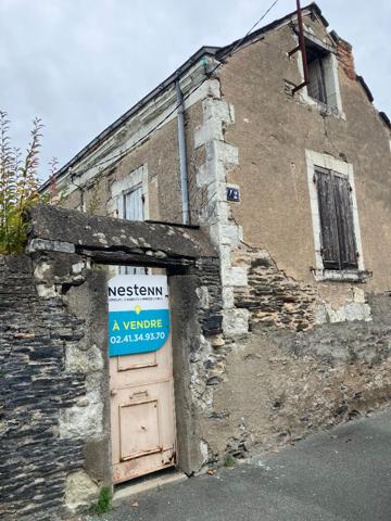 A vendre Angers hôpital dépendance à rénover avec vue Maine comprenant 3 pièces, plus un plateau grenier et une cour privative. Rare sur le secteur.