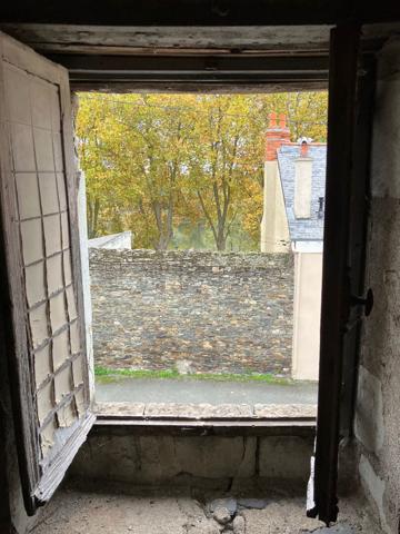 A vendre Angers hôpital dépendance à rénover avec vue Maine comprenant 3 pièces, plus un plateau grenier et une cour privative. Rare sur le secteur.