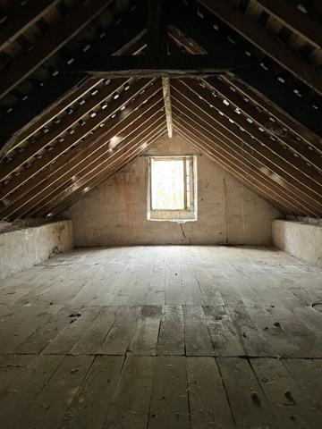 A vendre Angers hôpital dépendance à rénover avec vue Maine comprenant 3 pièces, plus un plateau grenier et une cour privative. Rare sur le secteur.