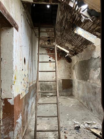 A vendre Angers hôpital dépendance à rénover avec vue Maine comprenant 3 pièces, plus un plateau grenier et une cour privative. Rare sur le secteur.