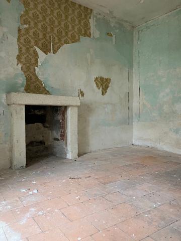 A vendre Angers hôpital dépendance à rénover avec vue Maine comprenant 3 pièces, plus un plateau grenier et une cour privative. Rare sur le secteur.