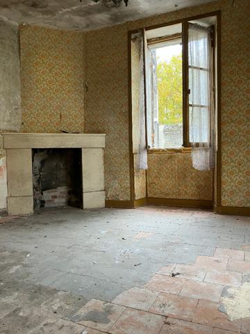 A vendre Angers hôpital dépendance à rénover avec vue Maine comprenant 3 pièces, plus un plateau grenier et une cour privative. Rare sur le secteur.