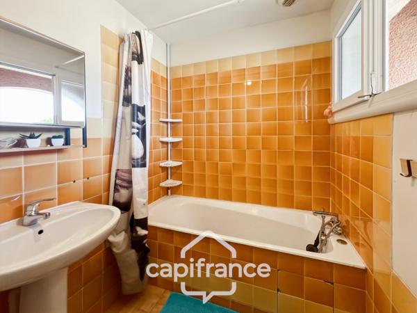 Maison de 3 chambres avec joli extérieur, proche des commodités à Espalais