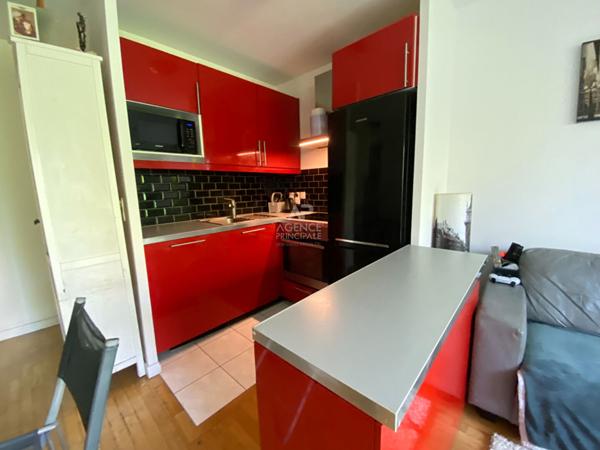 Nanterre limite Puteaux 3 pièces en dernier étage avec balcon/terrasse €359 000 ** - Référence 15323