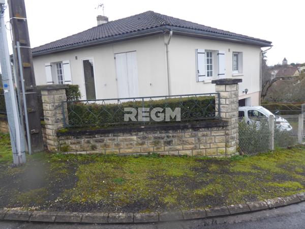 Montmoreau-Saint-Cybard (16190) Belle maison, genre villa vue magnifique sur la ville et le Chateau au calme près de toutes commodités