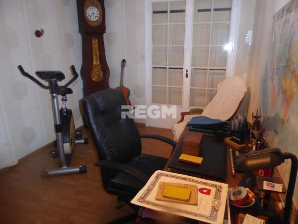 Montmoreau-Saint-Cybard (16190) Belle maison, genre villa vue magnifique sur la ville et le Chateau au calme près de toutes commodités