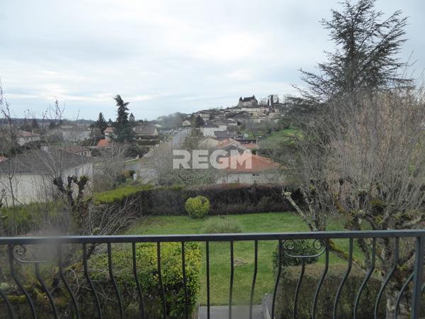 Montmoreau-Saint-Cybard (16190) Belle maison, genre villa vue magnifique sur la ville et le Chateau au calme près de toutes commodités
