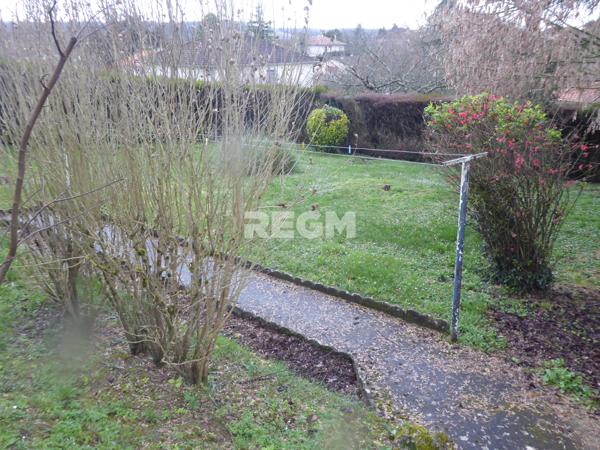Montmoreau-Saint-Cybard (16190) Belle maison, genre villa vue magnifique sur la ville et le Chateau au calme près de toutes commodités