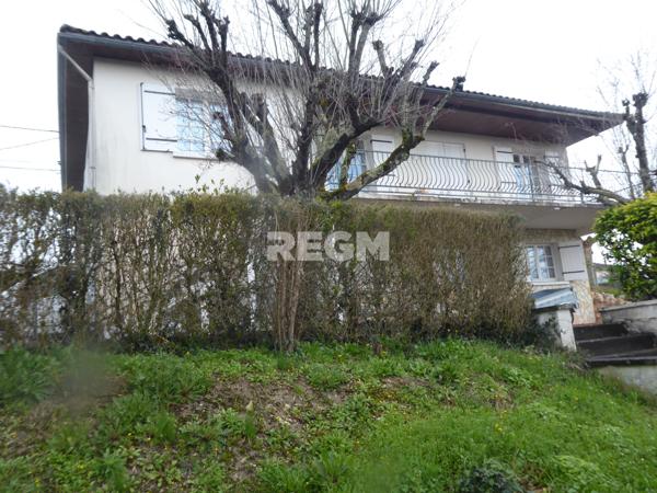 Montmoreau-Saint-Cybard (16190) Belle maison, genre villa vue magnifique sur la ville et le Chateau au calme près de toutes commodités