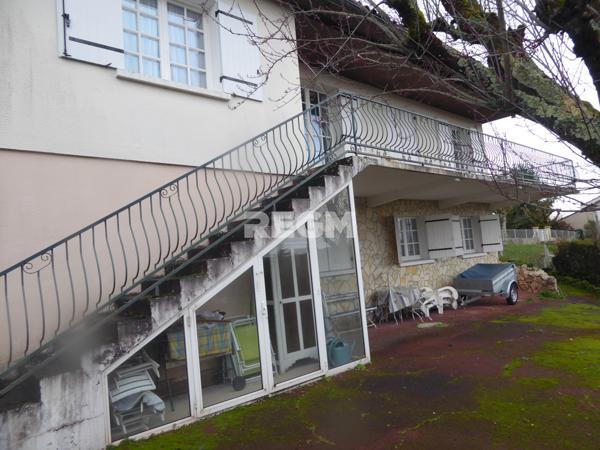 Montmoreau-Saint-Cybard (16190) Belle maison, genre villa vue magnifique sur la ville et le Chateau au calme près de toutes commodités