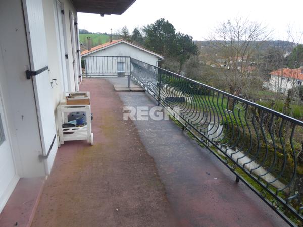 Montmoreau-Saint-Cybard (16190) Belle maison, genre villa vue magnifique sur la ville et le Chateau au calme près de toutes commodités