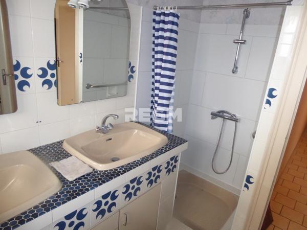 Montmoreau-Saint-Cybard (16190) Belle maison, genre villa vue magnifique sur la ville et le Chateau au calme près de toutes commodités