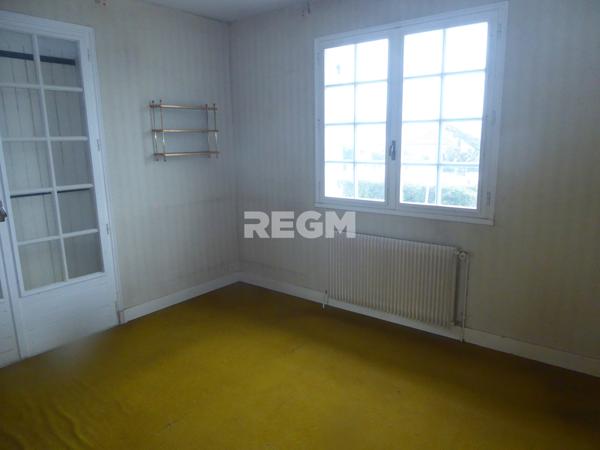 Montmoreau-Saint-Cybard (16190) Belle maison, genre villa vue magnifique sur la ville et le Chateau au calme près de toutes commodités