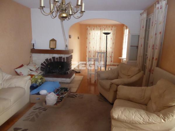 Montmoreau-Saint-Cybard (16190) Belle maison, genre villa vue magnifique sur la ville et le Chateau au calme près de toutes commodités