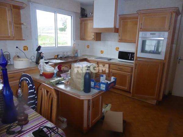 Montmoreau-Saint-Cybard (16190) Belle maison, genre villa vue magnifique sur la ville et le Chateau au calme près de toutes commodités