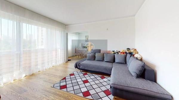 Location                                                      Appartement
                        
                     5 pièces                      90 m2                     à Le Pecq