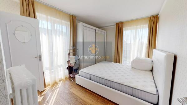 Location                                                      Appartement
                        
                     5 pièces                      90 m2                     à Le Pecq