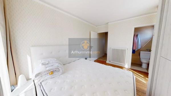 Location                                                      Appartement
                        
                     5 pièces                      90 m2                     à Le Pecq