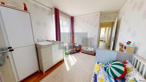 Location                                                      Appartement
                        
                     5 pièces                      90 m2                     à Le Pecq