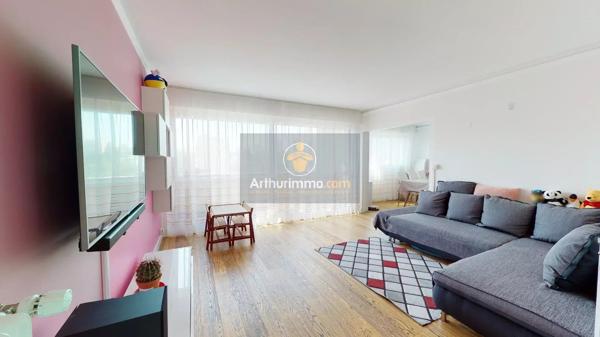 Location                                                      Appartement
                        
                     5 pièces                      90 m2                     à Le Pecq