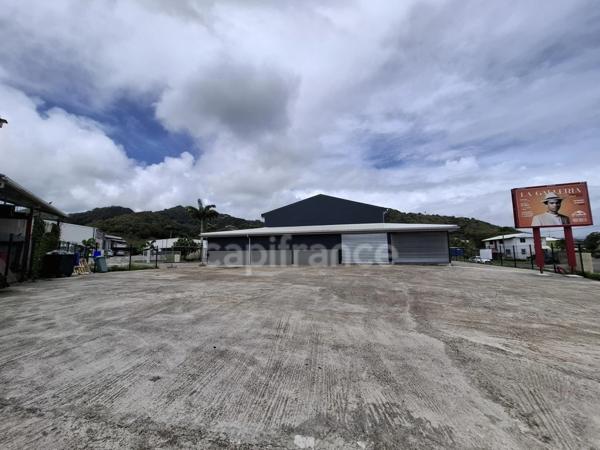 A louer Entrepôt rénové de 1000m² avec bureaux et parking