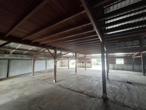 A louer Entrepôt rénové de 1000m² avec bureaux et parking