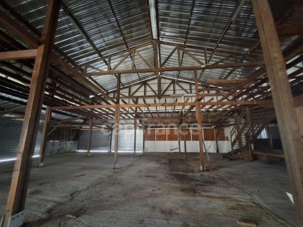 A louer Entrepôt rénové de 1000m² avec bureaux et parking