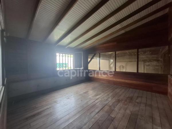 A louer Entrepôt rénové de 1000m² avec bureaux et parking