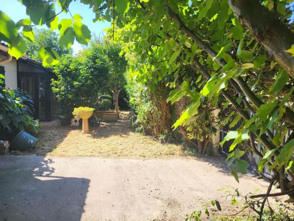 Plain-pied à fort potentiel avec piscine – environnement calme