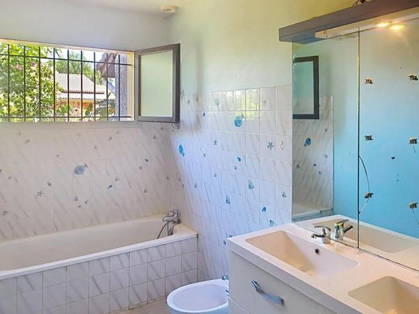 Plain-pied à fort potentiel avec piscine – environnement calme