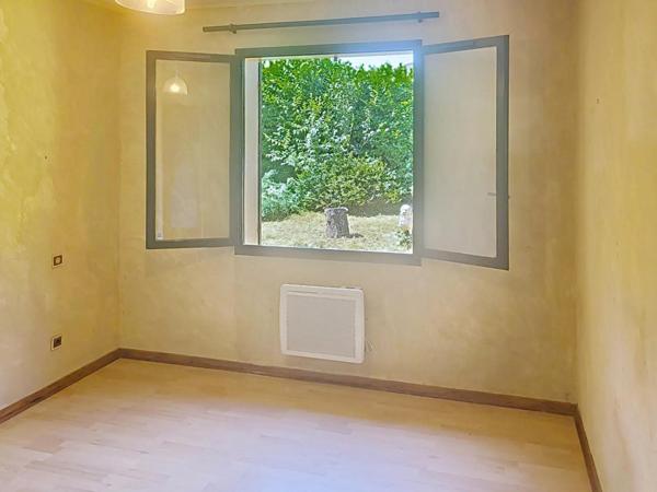 Plain-pied à fort potentiel avec piscine – environnement calme