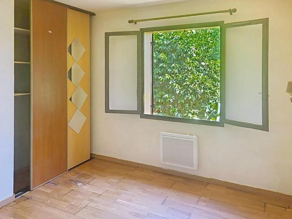 Plain-pied à fort potentiel avec piscine – environnement calme