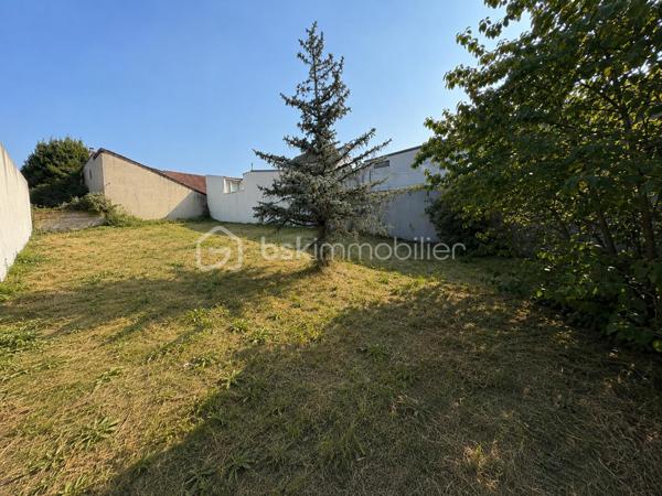 EXCLUSIVITÉ – Terrain à bâtir de 431 m² | Le calme absolu à Montreuil
Construisez la maison dont vous rêvez dans un cadre exceptionnel.

Il est rare de trouver un terrain réunissant autant d'atouts : 431 m² de superficie, une situation en deuxième position, au fond d'une impasse, offrant un environnement particulièrement paisible tout en restant à proximité immédiate des commodités.

À l'abri des regards et des nuisances de circulation, cette parcelle constitue un véritable écrin de tranquillité où vous pourrez concevoir une maison à votre image.

Grâce à une emprise au sol d'environ 170 m² (sous réserve des autorisations d'urbanisme), ce terrain permet d'envisager un projet de construction ambitieux : une vaste maison familiale avec de beaux volumes, une suite parentale, plusieurs chambres, un grand espace de vie ouvert sur le jardin, une terrasse ensoleillée, voire une piscine selon votre projet.

Ici, tout est réuni pour profiter d'une qualité de vie devenue rare aux portes de Paris : calme, intimité, espace et liberté de construire.

Les points forts

Terrain de 431 m²

En deuxième position, garantissant calme et discrétion

Situé au fond d'une impasse

Environnement résidentiel recherché

Emprise au sol d'environ 170 m²

Nombreuses possibilités d'aménagement

Proximité des écoles, commerces et transports

Que vous souhaitiez réaliser la maison de vos rêves ou investir dans un secteur à forte demande, cette parcelle représente une opportunité particulièrement rare sur le marché montreuillois.

Les terrains offrant un tel potentiel deviennent extrêmement difficiles à trouver.

Une visite suffit pour comprendre tout le potentiel de ce bien.

Contactez-moi dès aujourd'hui afin d'obtenir davantage d'informations et organiser une visite.

Julien Monteleone

Manager – BSK Immobilier

07 71 32 69 50