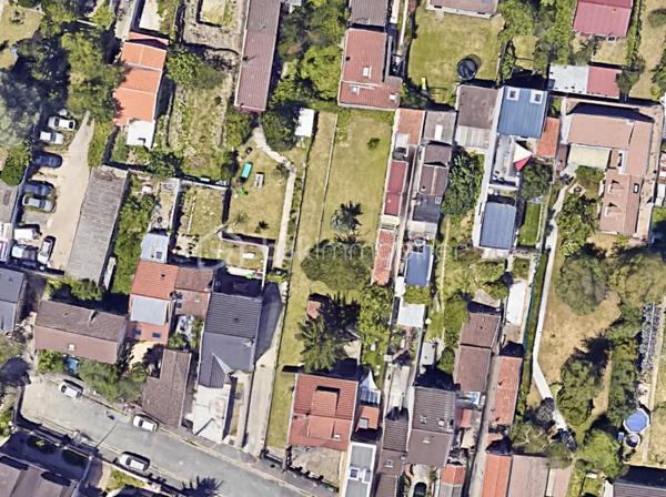 EXCLUSIVITÉ – Terrain à bâtir de 431 m² | Le calme absolu à Montreuil
Construisez la maison dont vous rêvez dans un cadre exceptionnel.

Il est rare de trouver un terrain réunissant autant d'atouts : 431 m² de superficie, une situation en deuxième position, au fond d'une impasse, offrant un environnement particulièrement paisible tout en restant à proximité immédiate des commodités.

À l'abri des regards et des nuisances de circulation, cette parcelle constitue un véritable écrin de tranquillité où vous pourrez concevoir une maison à votre image.

Grâce à une emprise au sol d'environ 170 m² (sous réserve des autorisations d'urbanisme), ce terrain permet d'envisager un projet de construction ambitieux : une vaste maison familiale avec de beaux volumes, une suite parentale, plusieurs chambres, un grand espace de vie ouvert sur le jardin, une terrasse ensoleillée, voire une piscine selon votre projet.

Ici, tout est réuni pour profiter d'une qualité de vie devenue rare aux portes de Paris : calme, intimité, espace et liberté de construire.

Les points forts

Terrain de 431 m²

En deuxième position, garantissant calme et discrétion

Situé au fond d'une impasse

Environnement résidentiel recherché

Emprise au sol d'environ 170 m²

Nombreuses possibilités d'aménagement

Proximité des écoles, commerces et transports

Que vous souhaitiez réaliser la maison de vos rêves ou investir dans un secteur à forte demande, cette parcelle représente une opportunité particulièrement rare sur le marché montreuillois.

Les terrains offrant un tel potentiel deviennent extrêmement difficiles à trouver.

Une visite suffit pour comprendre tout le potentiel de ce bien.

Contactez-moi dès aujourd'hui afin d'obtenir davantage d'informations et organiser une visite.

Julien Monteleone

Manager – BSK Immobilier

07 71 32 69 50