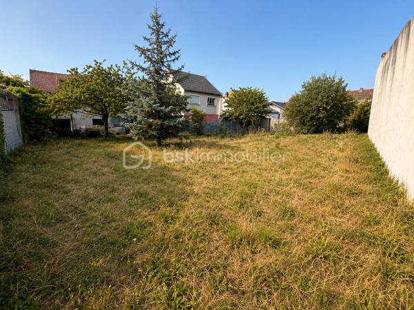 EXCLUSIVITÉ – Terrain à bâtir de 431 m² | Le calme absolu à Montreuil
Construisez la maison dont vous rêvez dans un cadre exceptionnel.

Il est rare de trouver un terrain réunissant autant d'atouts : 431 m² de superficie, une situation en deuxième position, au fond d'une impasse, offrant un environnement particulièrement paisible tout en restant à proximité immédiate des commodités.

À l'abri des regards et des nuisances de circulation, cette parcelle constitue un véritable écrin de tranquillité où vous pourrez concevoir une maison à votre image.

Grâce à une emprise au sol d'environ 170 m² (sous réserve des autorisations d'urbanisme), ce terrain permet d'envisager un projet de construction ambitieux : une vaste maison familiale avec de beaux volumes, une suite parentale, plusieurs chambres, un grand espace de vie ouvert sur le jardin, une terrasse ensoleillée, voire une piscine selon votre projet.

Ici, tout est réuni pour profiter d'une qualité de vie devenue rare aux portes de Paris : calme, intimité, espace et liberté de construire.

Les points forts

Terrain de 431 m²

En deuxième position, garantissant calme et discrétion

Situé au fond d'une impasse

Environnement résidentiel recherché

Emprise au sol d'environ 170 m²

Nombreuses possibilités d'aménagement

Proximité des écoles, commerces et transports

Que vous souhaitiez réaliser la maison de vos rêves ou investir dans un secteur à forte demande, cette parcelle représente une opportunité particulièrement rare sur le marché montreuillois.

Les terrains offrant un tel potentiel deviennent extrêmement difficiles à trouver.

Une visite suffit pour comprendre tout le potentiel de ce bien.

Contactez-moi dès aujourd'hui afin d'obtenir davantage d'informations et organiser une visite.

Julien Monteleone

Manager – BSK Immobilier

07 71 32 69 50