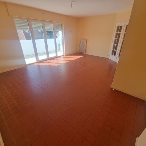 DESVRES - ENSEMBLE IMMOBILIER COMPRENANT UN APPARTEMENT 2 CHAMBRES AVEC TERRASSE ET DEUX GRAND GARAGES