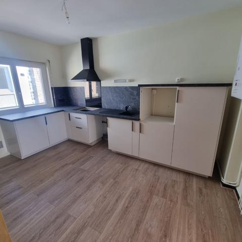 DESVRES - ENSEMBLE IMMOBILIER COMPRENANT UN APPARTEMENT 2 CHAMBRES AVEC TERRASSE ET DEUX GRAND GARAGES