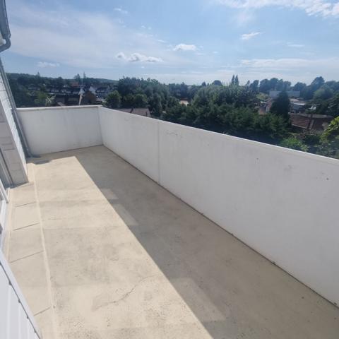 DESVRES - ENSEMBLE IMMOBILIER COMPRENANT UN APPARTEMENT 2 CHAMBRES AVEC TERRASSE ET DEUX GRAND GARAGES