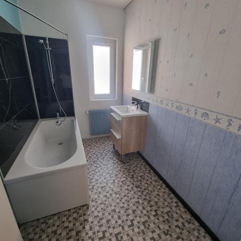 DESVRES - ENSEMBLE IMMOBILIER COMPRENANT UN APPARTEMENT 2 CHAMBRES AVEC TERRASSE ET DEUX GRAND GARAGES